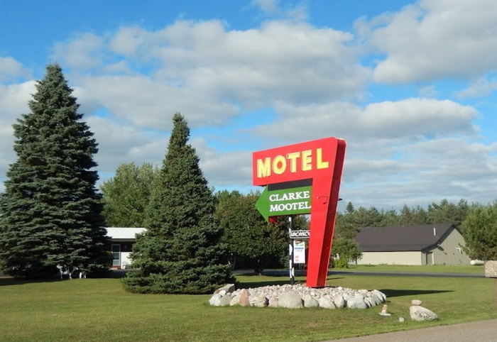 Clarke Motel (Motel Clark) - Recent Photos From Website (newer photo)